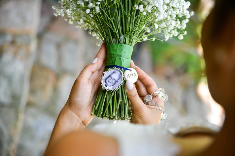 El ramo fue hecho por Adrian Ruiz y llevaba la foto del abuelo paterno de Margarita, con el que tenía mucha afinidad y cariño.