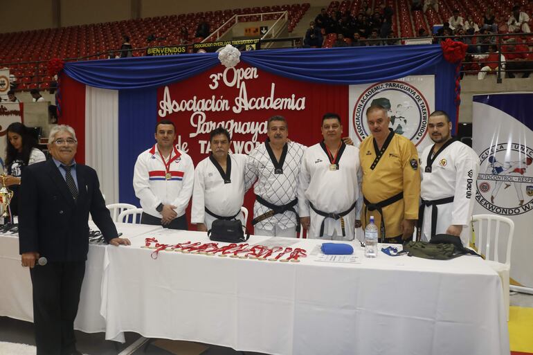 Maestros Sixto López (i), Pedro Uliambre (miembro del COP), Carlos Moreno, Carlos Willians, Rodolfo González, César Estigarribia y el profesor Atilio Páez.