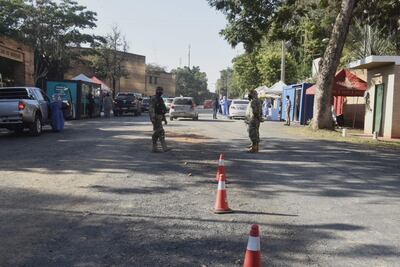 En la Faculta de Derecho, donde se disponía de 10 brigadas y 1.000 vacunas para la inmunización, la fila se reducía a dos vehículos a las 9:00.
