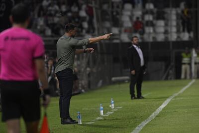 Julio Cáceres Cáceres (c), entrenador de Olimpia, durante el partido contra el 12 de Octubre de Itauguá por la jornada 20 del torneo Clausura 2022 del fútbol paraguayo.