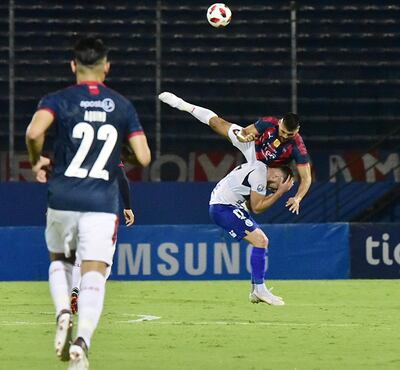 El defensor azulgrana Juan Patiño salta por sobre la humanidad de Nildo Viera, jugada en la que recibió tarjeta amarilla, minutos después se retiró lesionado y pasó a  ser otra preocupación.