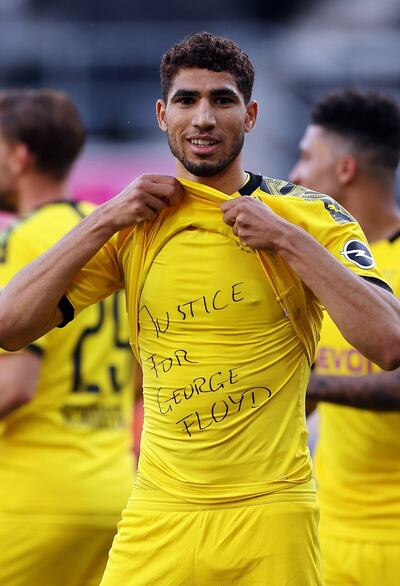 Tras su primer gol, Sancho se levantó su camiseta para mostrar la frase “Justice for George Floyd”.