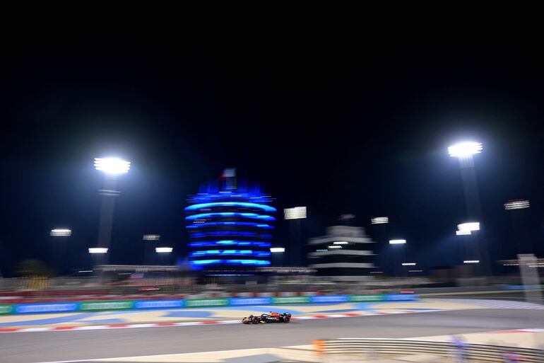 El Red Bull de Max Verstappen durante las sesiones de este viernes para el Gran Premio de Bahréin, la primera fecha del Mundial 2023 de la Fórmula 1.