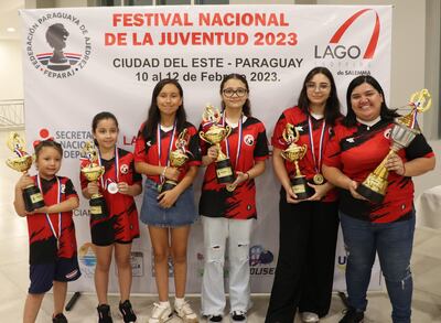 Las campeonas nacionales femeninas de Sub 8 a Sub 16, alumnas de la WIM Gabriela Vargas posando a la derecha con el trofeo.