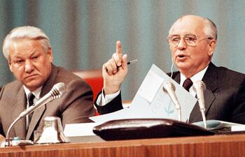 Boris Yeltsin (izq.), expresidente de Rusia, en una imagen de archivo.
