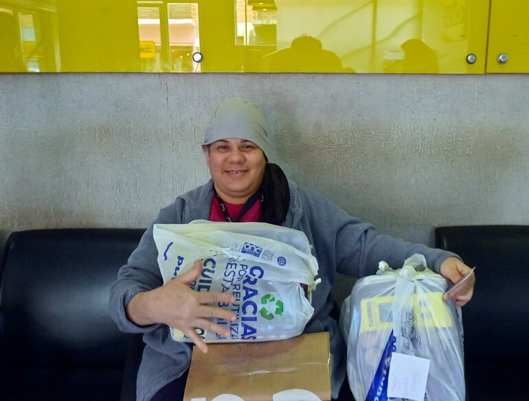 Ingrid Margarita Vera, mamá de Josías Nicolás, vino a ABC Color a retirar los productos que las personas de buen corazón le acercaron.