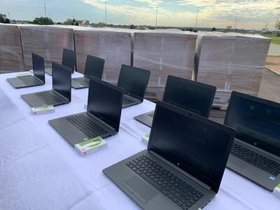 Muestra de los equipos entregados para escuelas y colegios de comunidades indígenas.