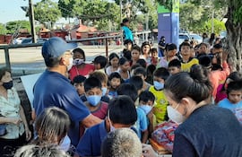 "Merendando con Jesús" se denominó la actividad en el que activistas festejaron la Navidad a niños indígenas de la zona de la Terminal.