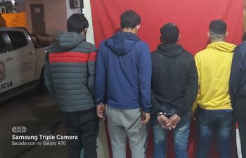 Los cinco detenidos tras el hecho.