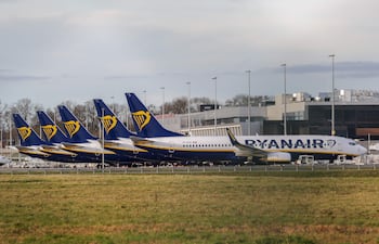 Aviones de Ryanair estacionados en fila.