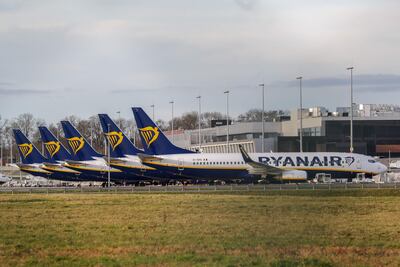 Aviones de Ryanair estacionados en fila.