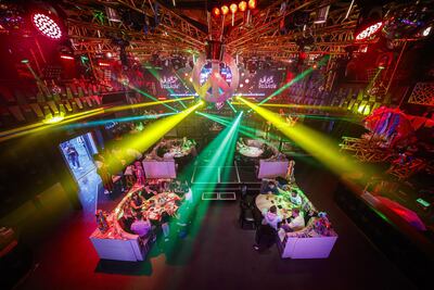 Varias personas cenan en una discoteca reconvertida en restaurante durante la desescalada en Lausana, Suiza. Argentina anunció al sector gastronómico y hotelero cuál es el protocolo a seguir para la reapertura.