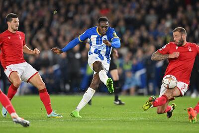 Danny Welbeck (c), delantero del Brighton, remata a portería pese a la marca de dos jugadores del Nottingham.