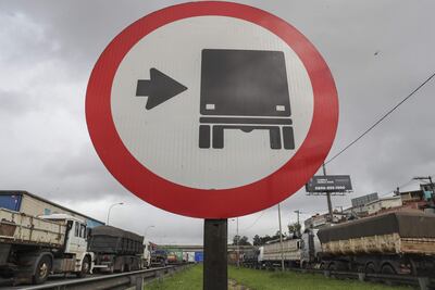 Fotografía de una señal de tránsito reglamentaria de camiones a la derecha durante un bloqueo de camioneros en la carretera Castello Branco, como protesta tras la derrota del presidente, Jair Bolsonaro, en Barueri (Brasil).