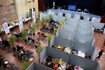 Pacientes esperan ser vacunados en un centro de vacunación en Sainte-Genevieve-des-Bois, en las afueras de París.