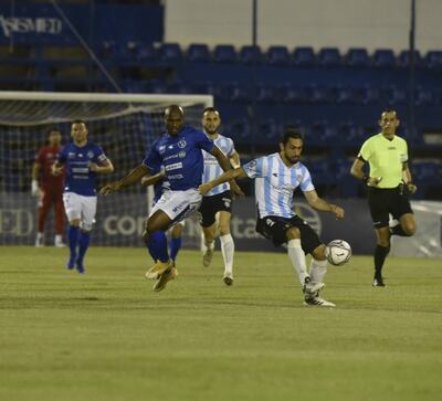 David Mendoza saca el balón ante la presencia de Luis Leal, delantero de Sol