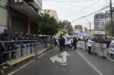 Profesionales sanitarios que dependen de los Consejos Distritales de Salud y de los Consejos de Equidad se manifestaron frente al Ministerio de Hacienda.