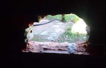 El boquete abierto en el depósito de Ceregral para el robo de las mercaderías.