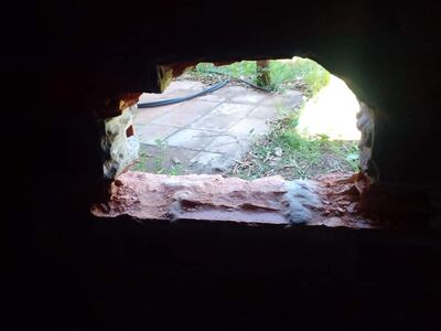 El boquete abierto en el depósito de Ceregral para el robo de las mercaderías.