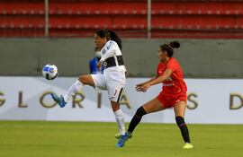 Amada Peralta (i) del Olimpia disputa el balón con Selin Zurita del Always Ready, durante un partido por el Grupo A de la Copa Libertadores Femenina en Quito (Ecuador). EFE/José Jácome