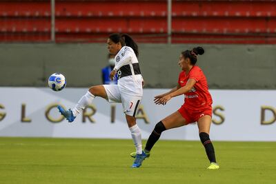 Amada Peralta (i) del Olimpia disputa el balón con Selin Zurita del Always Ready, durante un partido por el Grupo A de la Copa Libertadores Femenina en Quito (Ecuador). EFE/José Jácome