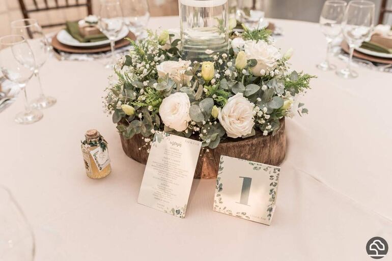 Los centros de mesa arreglos de rosas y otros detalles.