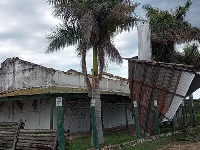 Los fuertes vientos afectaron la estructura de un hospedaje en Puerto Guaraní, del distrito de Fuerte Olimpo.