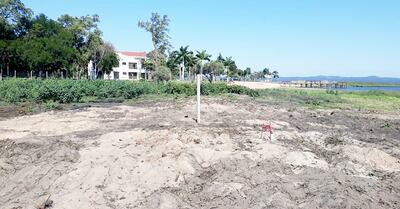 El área rellenada del terreno ubicado en zona protegida del parque nacional del lago Ypacaraí. La comitiva constató   que hubo delito ambiental y ecológico.