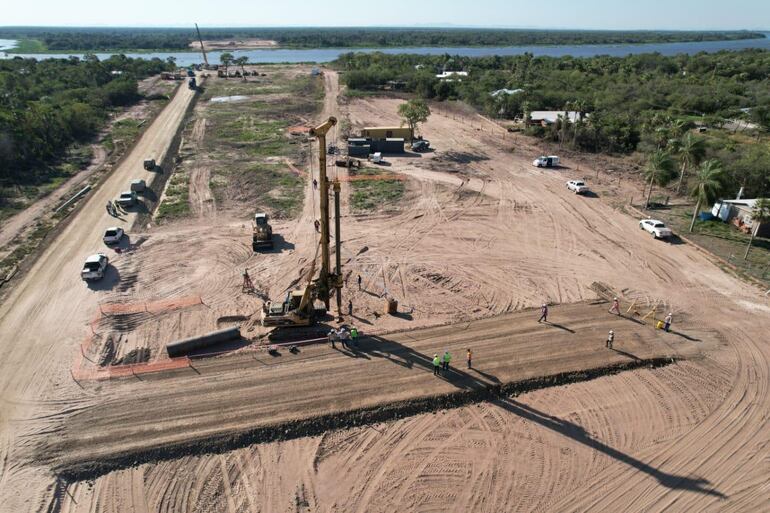 Obras para el futuro Puente de la Bioceánica que financia Itaipú.