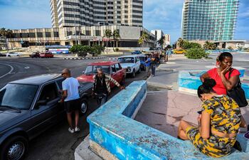 “¡Esto es infernal!”, exclama Lázaro Díaz, un mensajero cubano de 59 años que lleva un día en una cola esperando tener suerte para conseguir gasolina, en la crisis de escasez de combustible más prolongada que los habaneros dicen haber vivido en años.