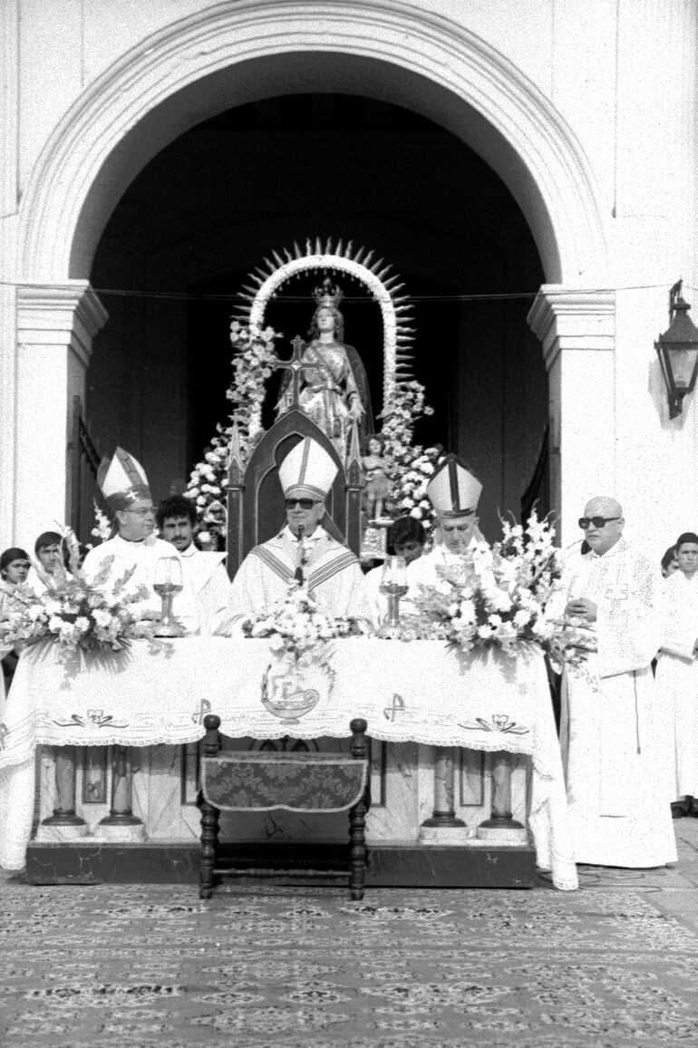 La Virgen de la Asunción se dispone para la procesión ante la Catedral. Archivo ABC Color.