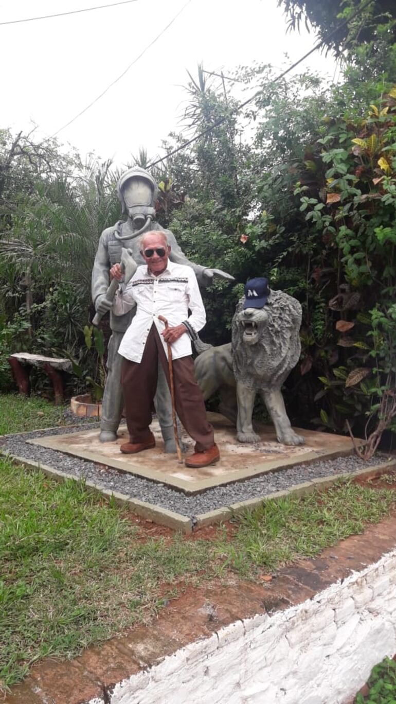 Posando con esculturas del cuartel de bomberos de Ypané.