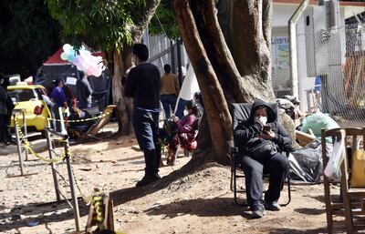 Horas de incertidumbre, de espera, pasan los parientes frente al portón del Ineram.