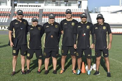 Robert Pereira Molina (centro), con miembros de su staff técnico.
