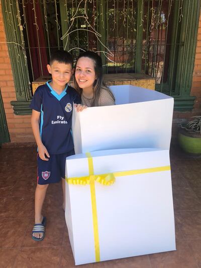 El amor más puro llegó en una gigante caja blanca con lazo amarillo, para sorprender a su pequeño de nueve años.