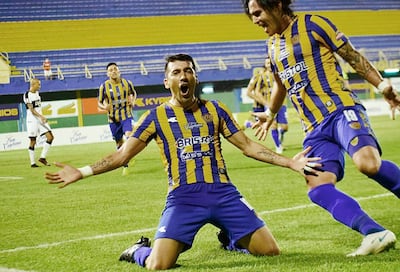 Celebración de Édgar Benítez, autor de dos goles. Guillermo Beltrán, marcó el primer tanto auriazul, se suma al festejo.