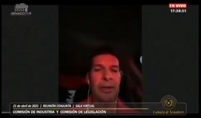 El senador colorado Sergio Godoy participó de una reunión conjunta desde su auto y se excusó de presidirla porque no podía prestarle atención a sus hijos y trabajar a la vez.