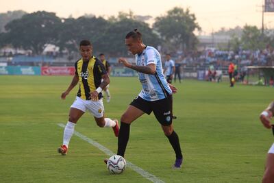 Guaireña y Guaraní juegan en el Parques del Guairá.