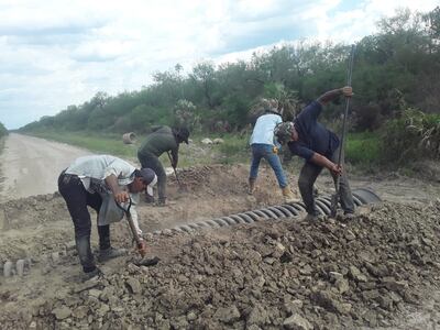 A pura fuerza humana se procede al cambio de tubos de desagües ante la carencia de maquinarias.