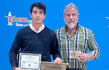 Darío Felipe Giménez y su hijo Felipe recibiendo el reconocimiento al toro King George como el mejor Brangus del mundo año 2022.