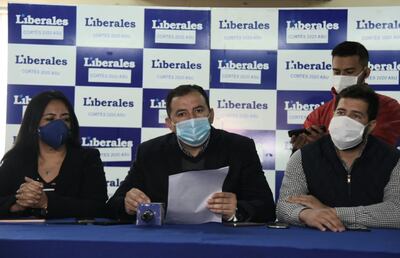 La concejal Laura Amarilla , el vicepresidente segundo del Partido Liberal, Líder Amarilla y el vicepresidente de la Juventud, Marcos Ramos, en la conferencia de prensa de hoy.