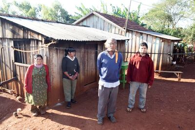 Ernesto Martínez y su esposa Eulalia, con dos de sus hijos  con discapacidad.  La familia debe sobrevivir  con G. 130.000 mensuales.