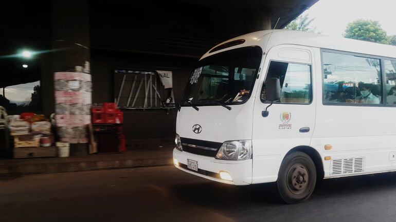 Uno de los pocos buses que el Gobierno saca para intentar paliar la situación.