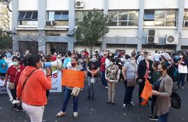 "No somos héroes, somos mendigos", denuncian los funcionarios administrativos de Salud.