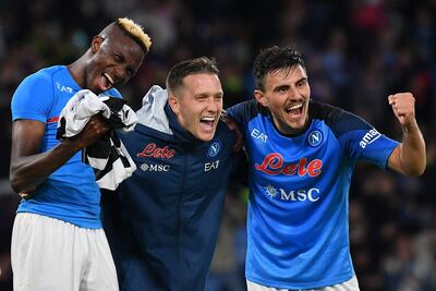 El nigeriano Víctor Osimhen (i), el polaco Piotr Zielinski  (c) y el macedonio Eljif Elmas, los tres goleadores del Napoli en la victoria 3-2 sobre Udinese.