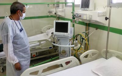 El director del Hospital Distrital de Fram, doctor José Rolón, muestra una de las camas equipadas para operar como UTI.  El pabellón está dotado de un sistema de    ventilación y filtrado del aire.