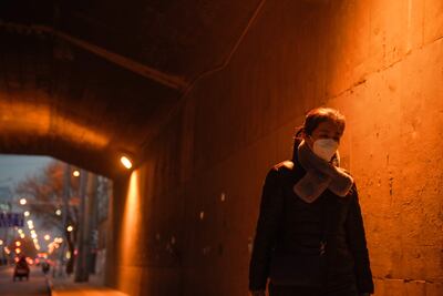 Una persona con mascarilla en Pekín, China.