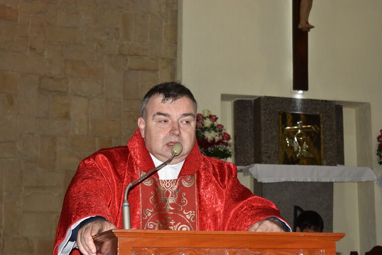 El sacerdote, Arturo Doniec, párroco de la ciudad de Ñemby.