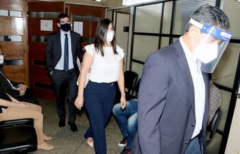 Justo Ferreira y su hija Patricia Ferreira se retiran de la Fiscalía tras su audiencia ante el fiscal Osmar Legal.