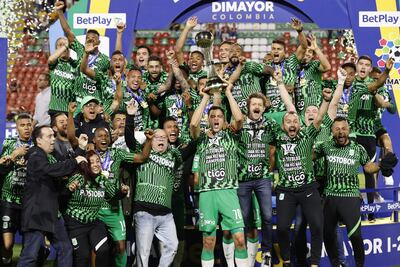 Jugadores de Atlético Nacional celebran con el trofeo de campeón de la Primera División de fútbol colombiano .